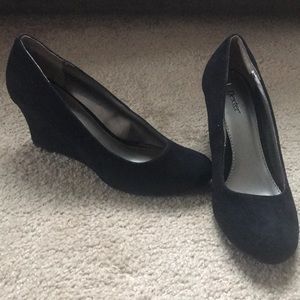 Dexter women’s black suede wedge heels